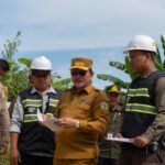 Wagub Kalimantan Utara sedang meninjau sejumlah pembangunan di kota Tarakan